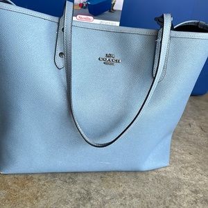 Coach

REVERSIBLE CITY TOTE IN SIGNATURE CANVAS WITH FLAG
